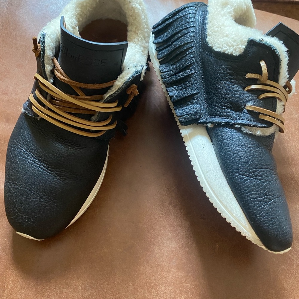 EsseUtEsse Black leather fringe shoes with Shearling Lining Women’s size 7/7.5